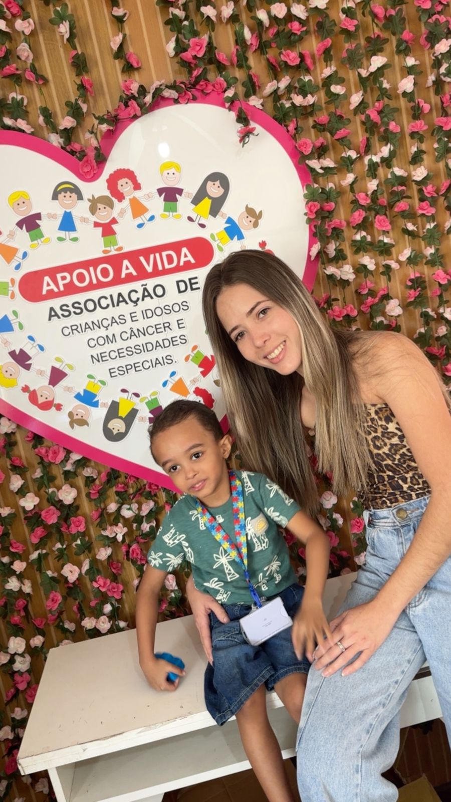 Momento de carinho com uma das crianças atendidas