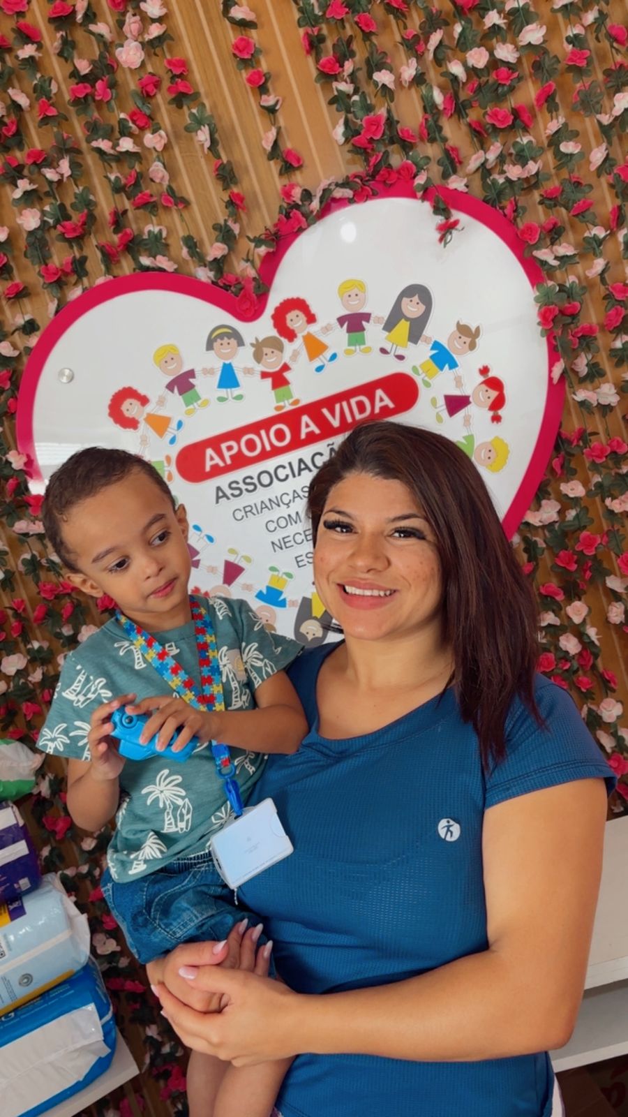 Voluntária com uma das crianças atendidas