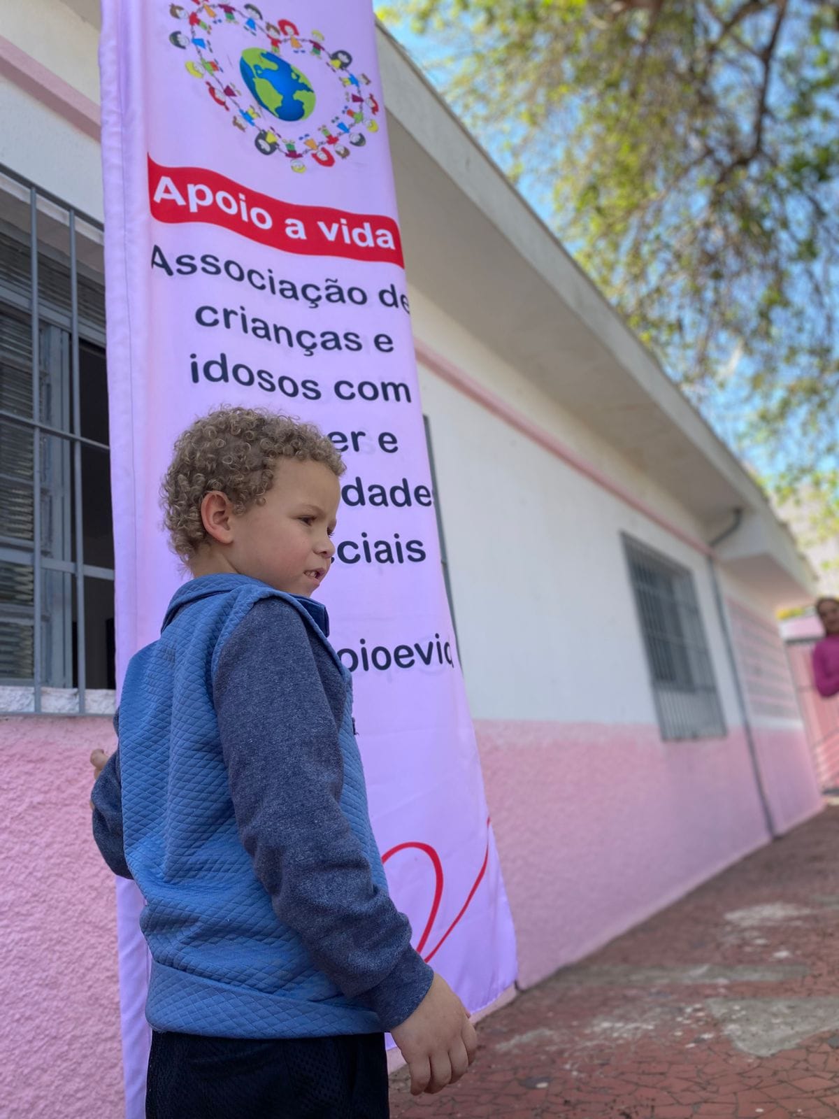 Criança em ação externa da instituição