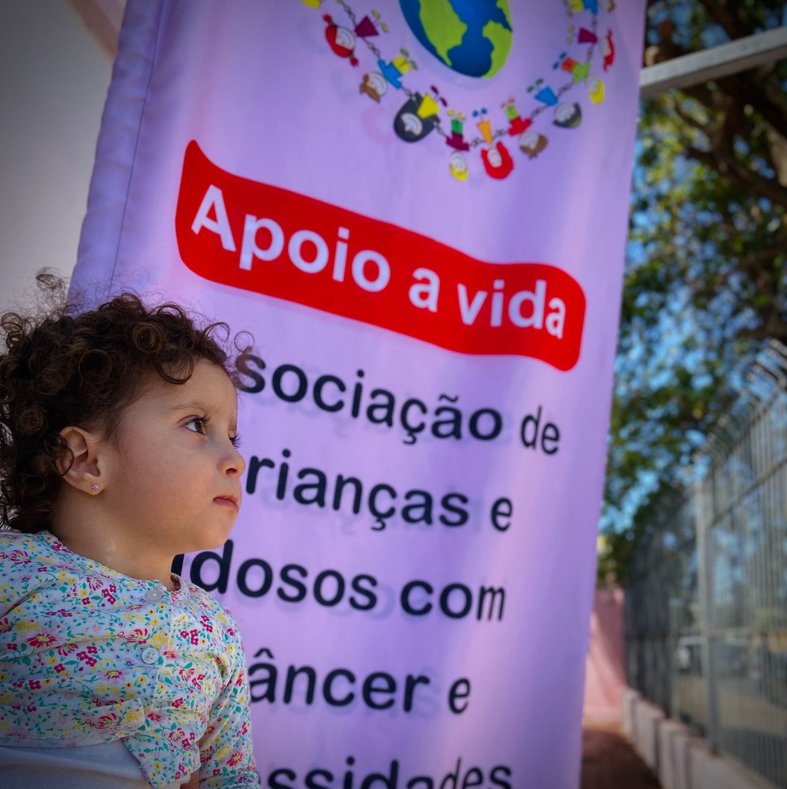 Criança acompanhando uma ação da Apoio à Vida
