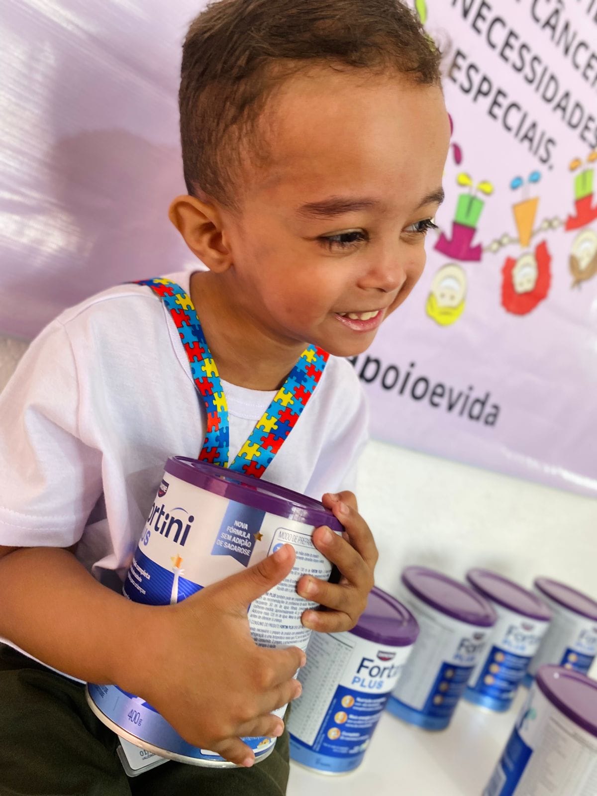 Criança atendida recebendo fórmula nutricional