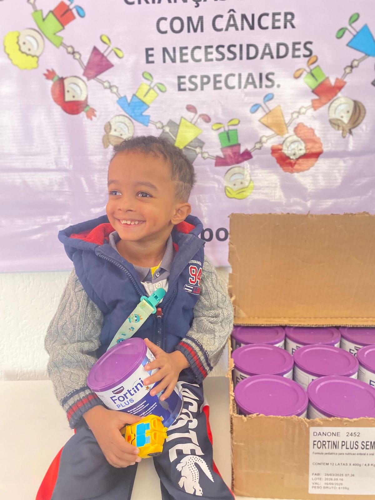 Criança recebendo fórmulas nutricionais doadas