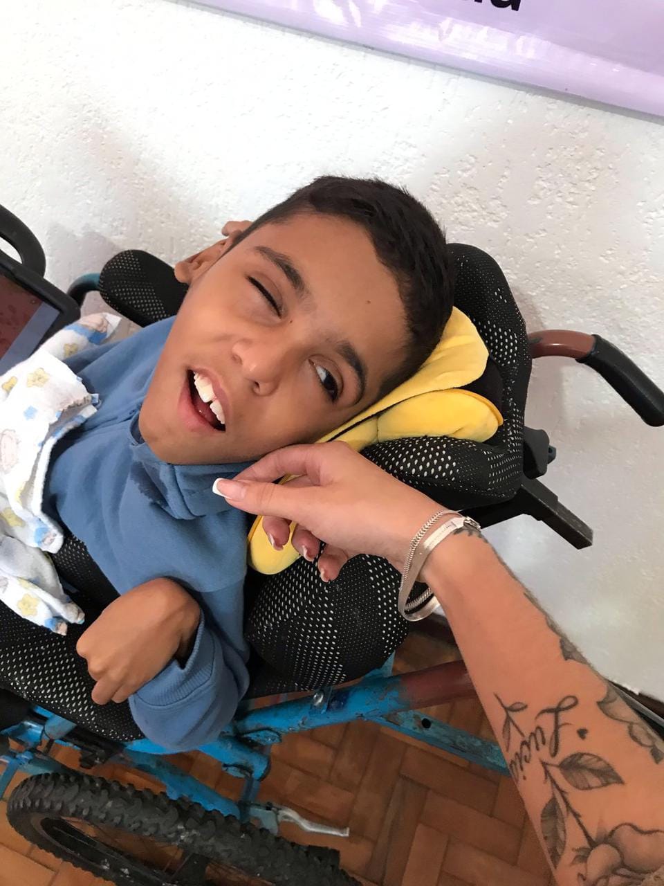 Cuidado e carinho a jovem assistido pela instituição