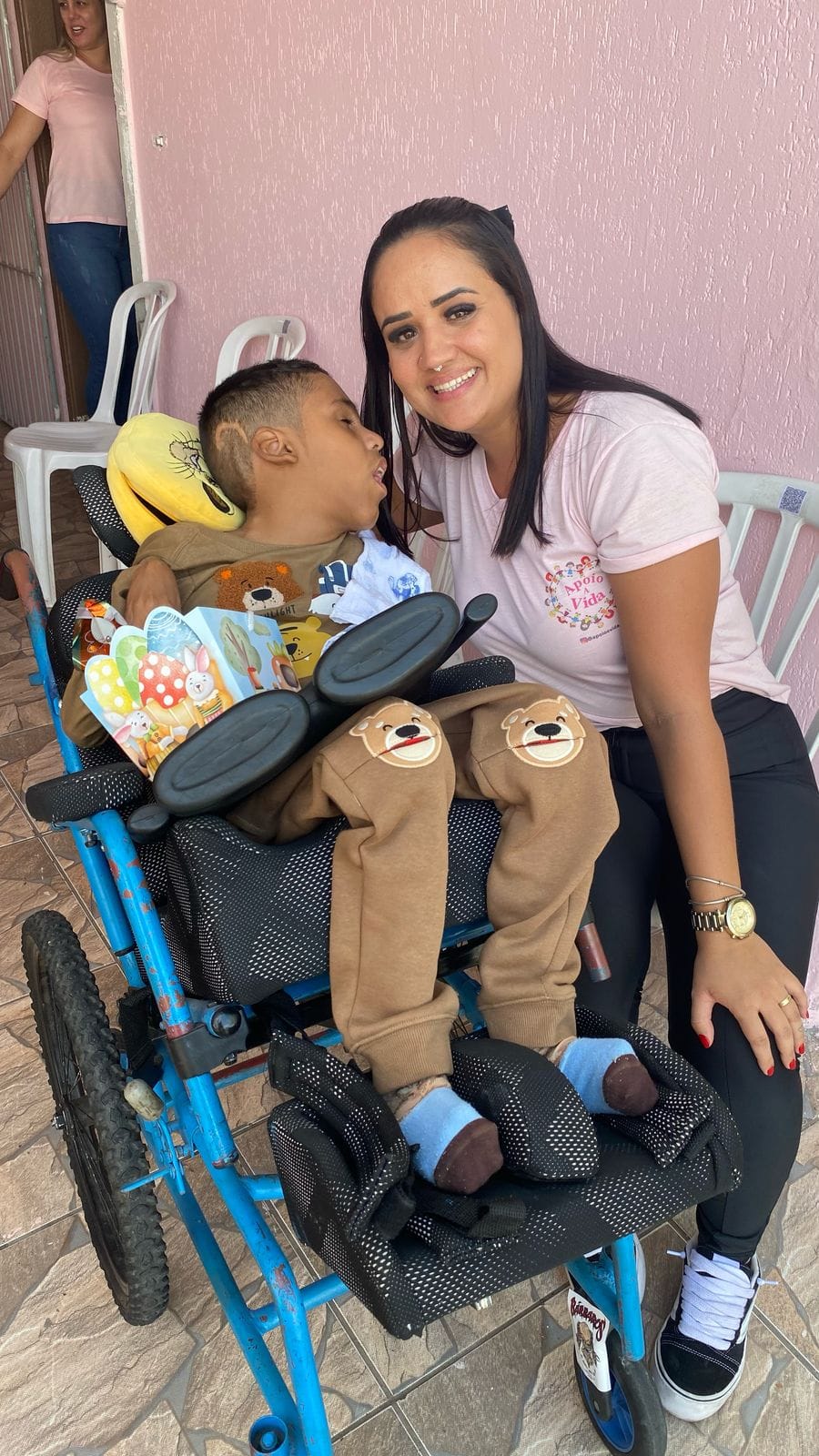 Voluntária com jovem assistido pela instituição