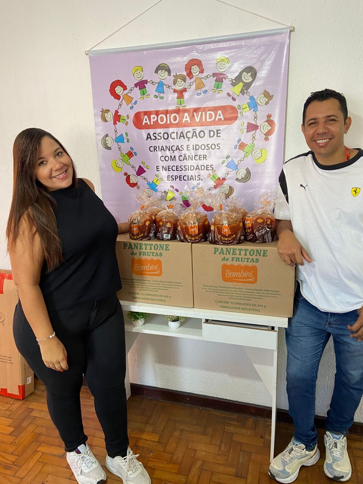 Doação de panetones recebida pela instituição