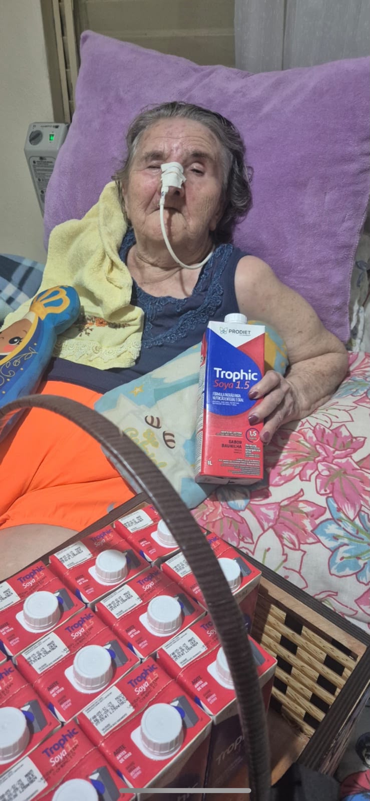 Idosa atendida recebendo fórmula nutricional