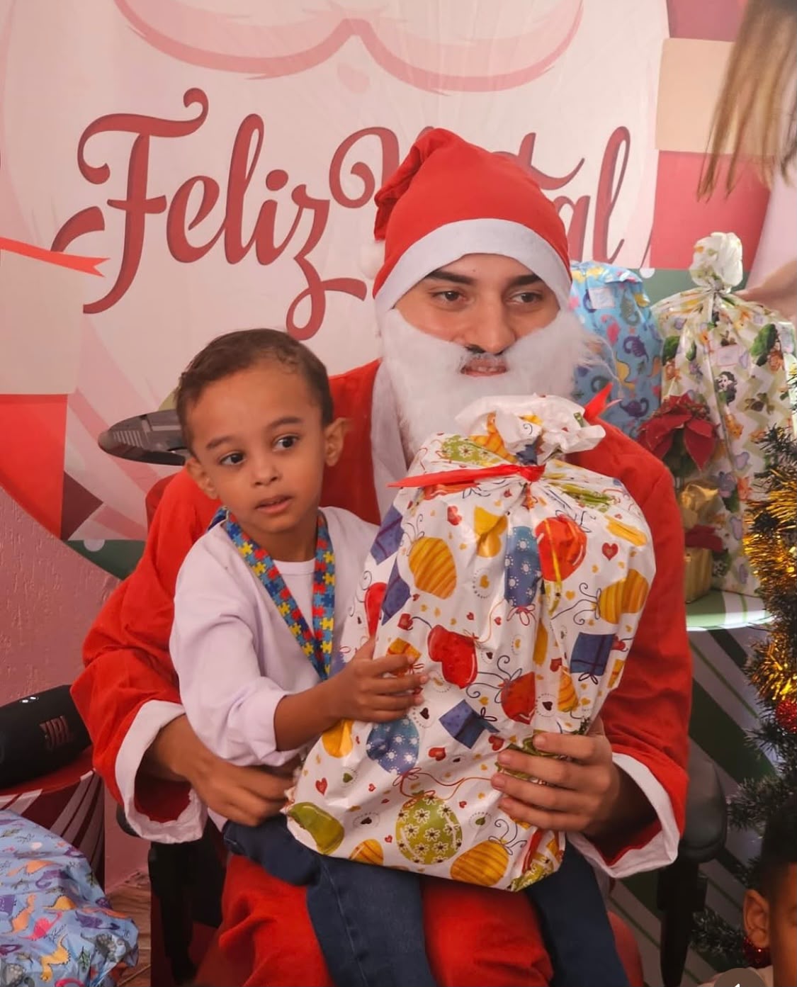 Entrega de presentes de Natal a criança atendida