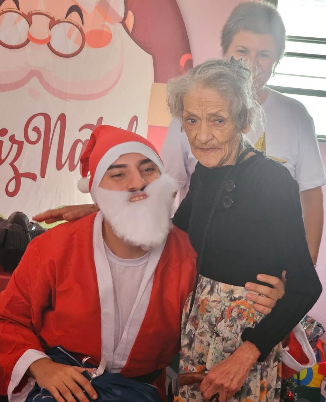 Confraternização de Natal com idosa atendida